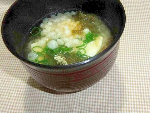 とろろ昆布と揚げ玉のお味噌汁